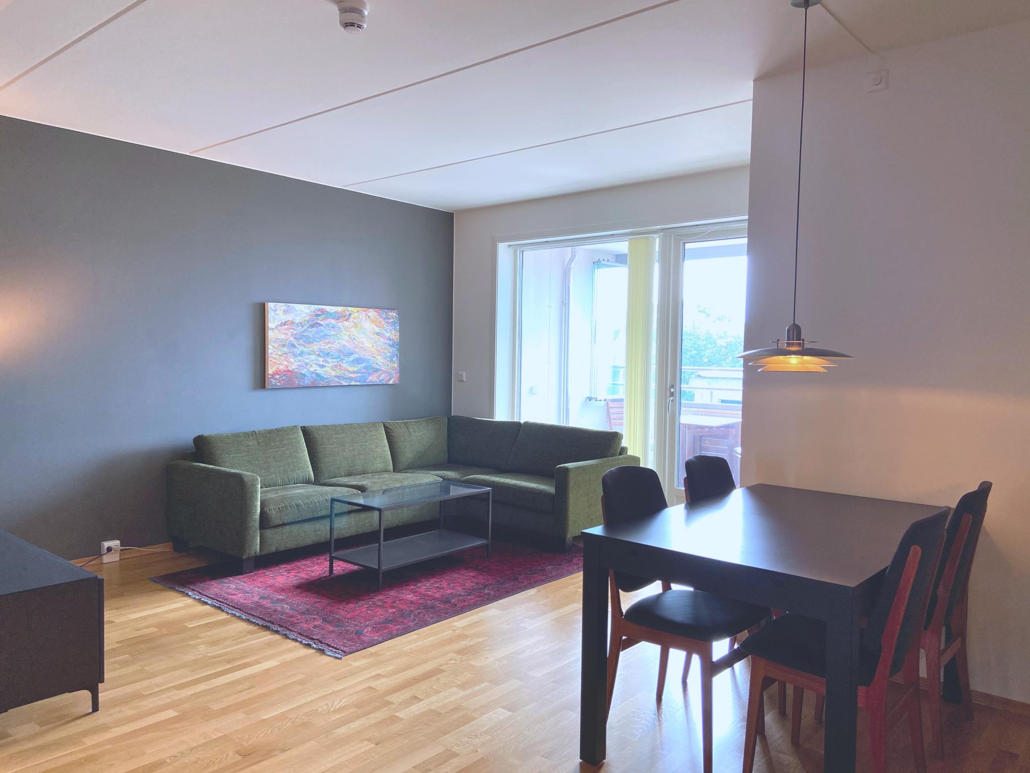 Stue (nå innredet med lysegrå sofa og lyst teppe som vist på annet bilde, men grønn sofa er tilgjengelig).